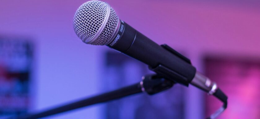 shallow focus photography of black microphone